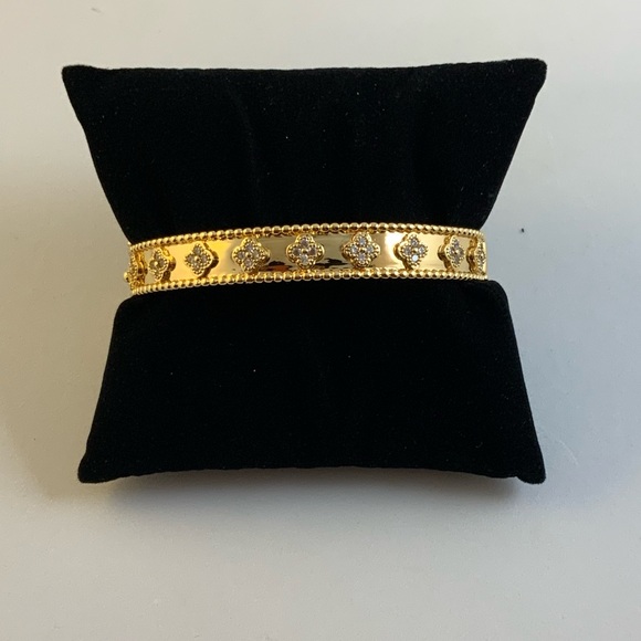 Gold Clover Bracelet - Picture 3 of 14